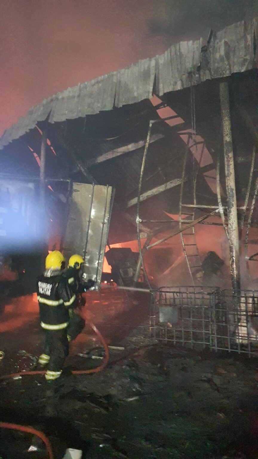 CORPO DE BOMBEIROS controla incêndio de grandes proporções na zona leste de Manaus