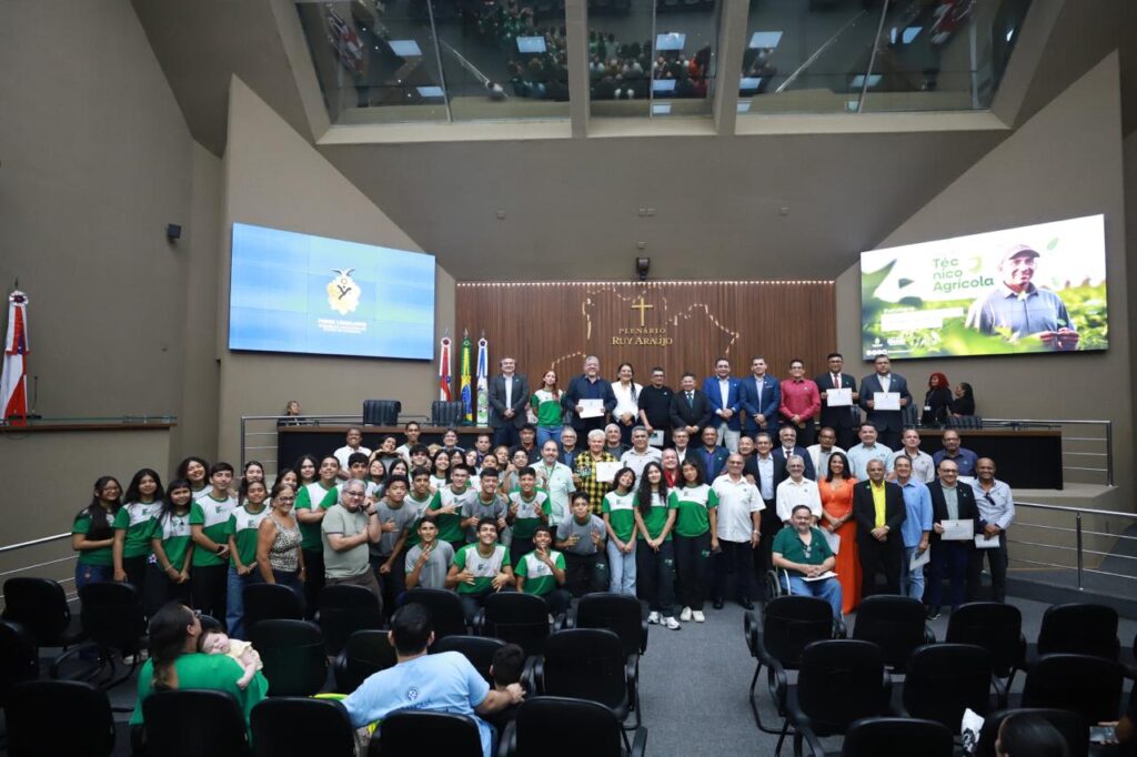 Deputado Sinésio Campos celebra primeira sessão especial em homenagem ao Dia do Técnico Agrícola na Aleam