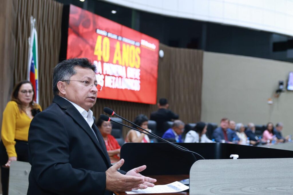 Sinésio Campos relembra origem das lutas trabalhistas e destaca papel das mulheres na 1ª greve do Distrito Industrial