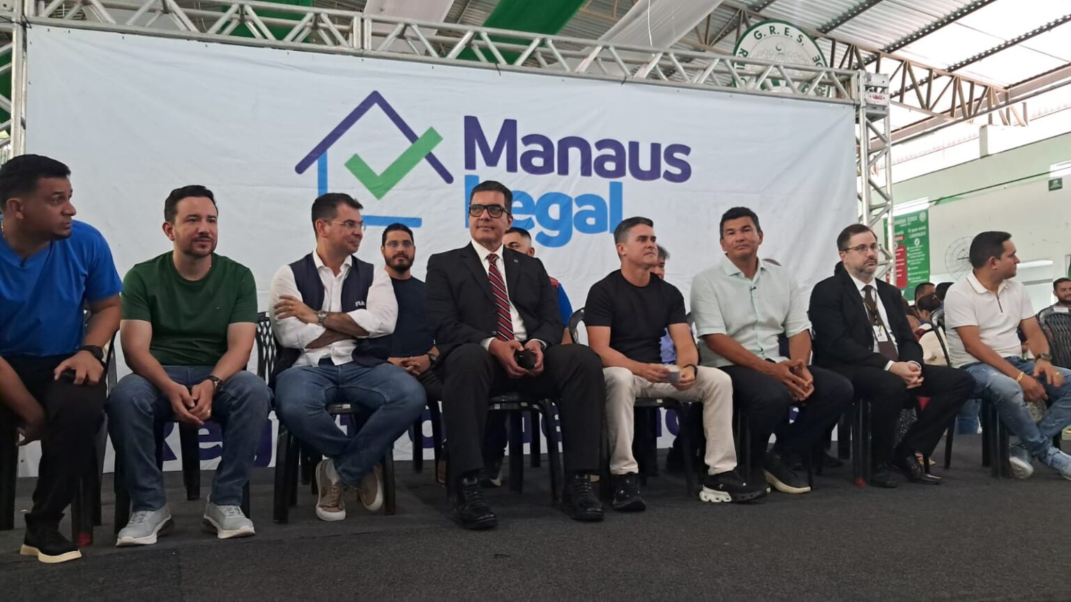 PREFEITO David Almeida entrega 400 registros de imóveis do bairro Santa Luzia