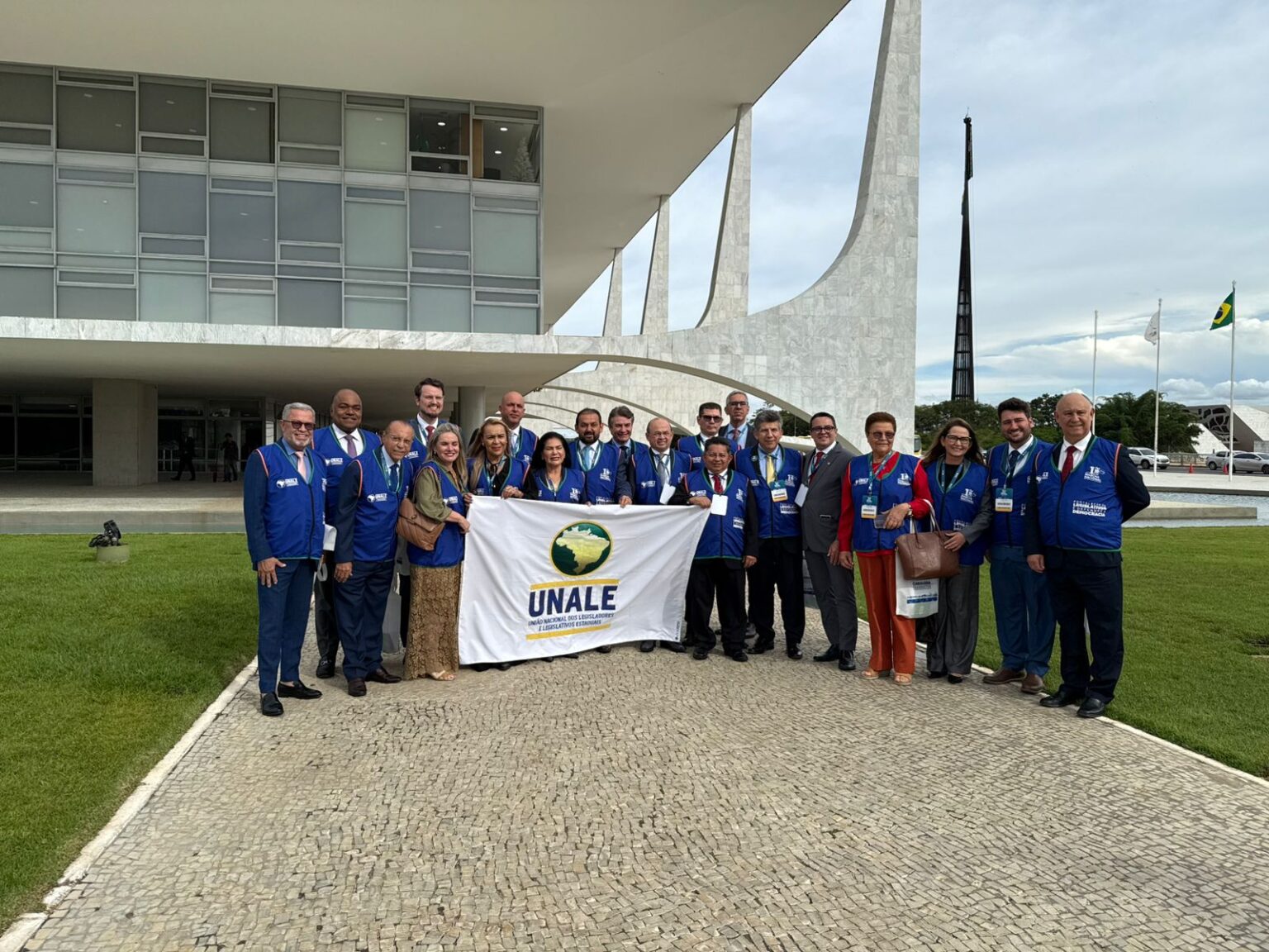 Os Parlamentares participantes da 1ª Marcha dos Deputados Estaduais e estiveram na Câmara Federal e participaram de uma reunião com o Secretário Especial de Assuntos Federativos (SEAF)
