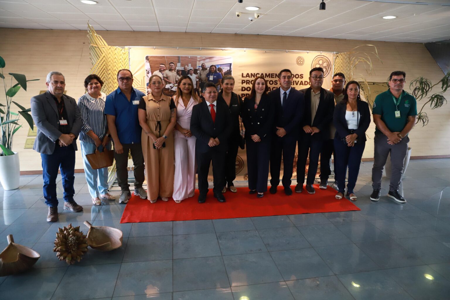 Deputado Sinésio Campos destaca importância do babaçu em exposição na Assembleia Legislativa do Amazonas