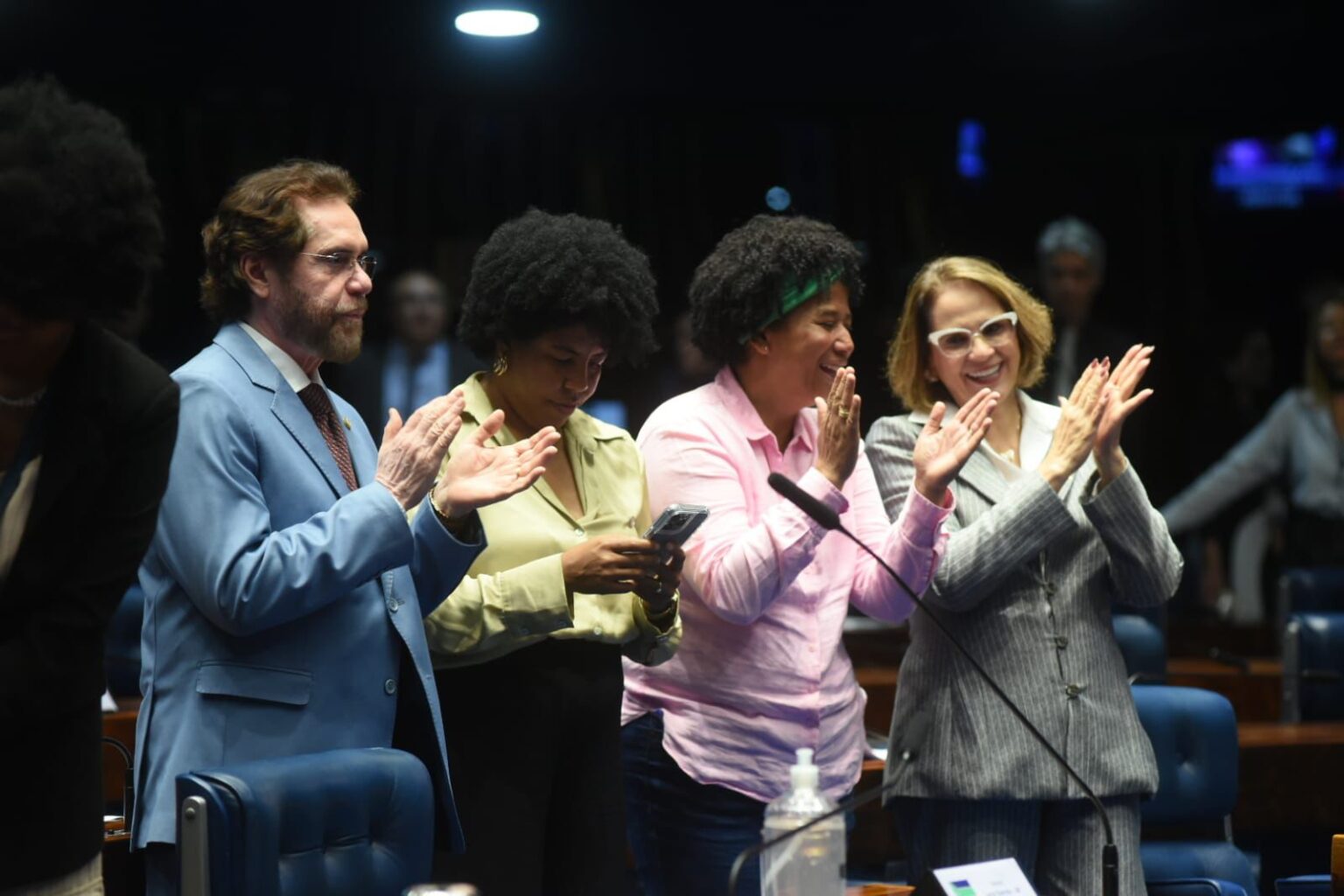 COM FESTA NO PLENÁRIO | Plínio é aclamado pela autoria do projeto autoria que garante, em lei, o direito à mamografia pelo SUS a mulheres a partir dos 40 anos de idade