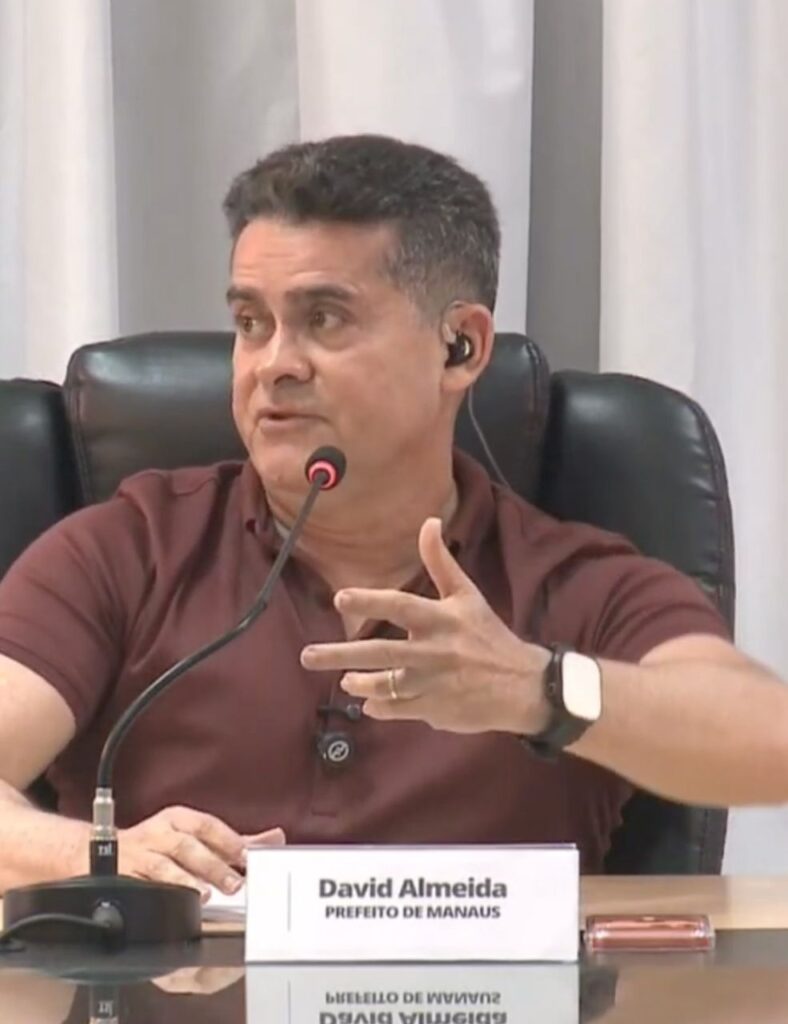 Em live, David Almeida esclarece investigações e nega irregularidades em contratos e viagens pessoais