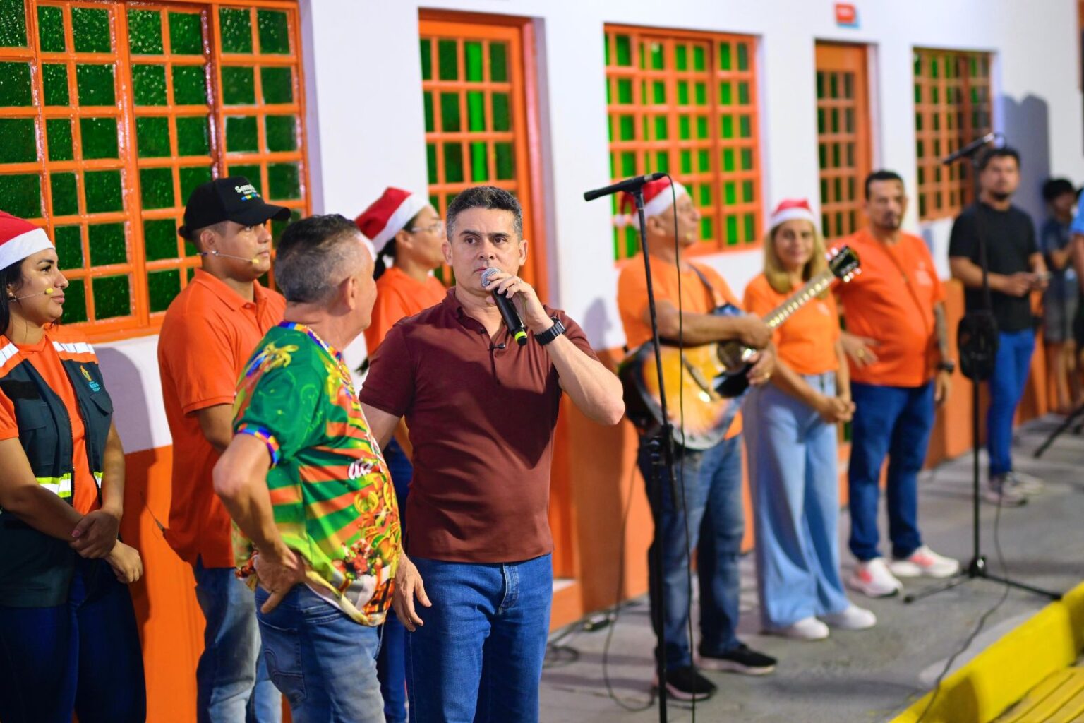 Prefeito David Almeida inaugura corredor natalino da Semulsp e reforça valorização dos servidores e da comunidade do bairro Compensa