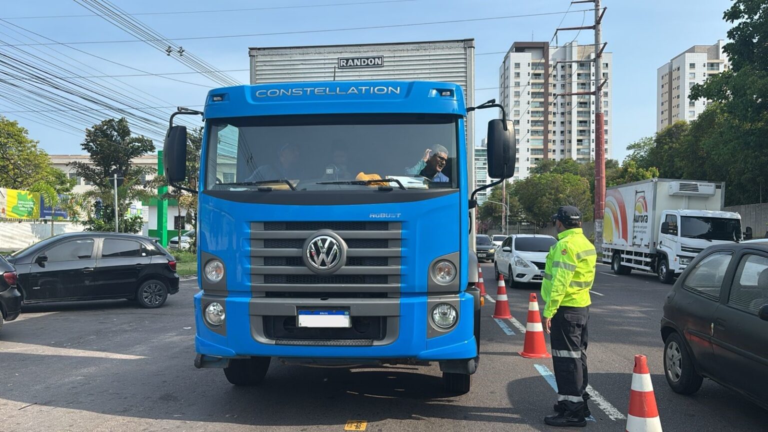 Prefeitura de Manaus realiza operação de fiscalização de veículos pesados na avenida Mário Ypiranga Monteiro