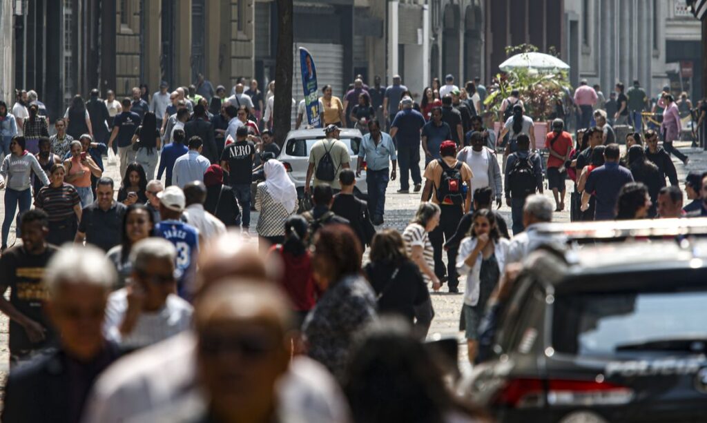 Mais de 8,6 milhões deixam pobreza; Brasil tem melhor nível desde 2012