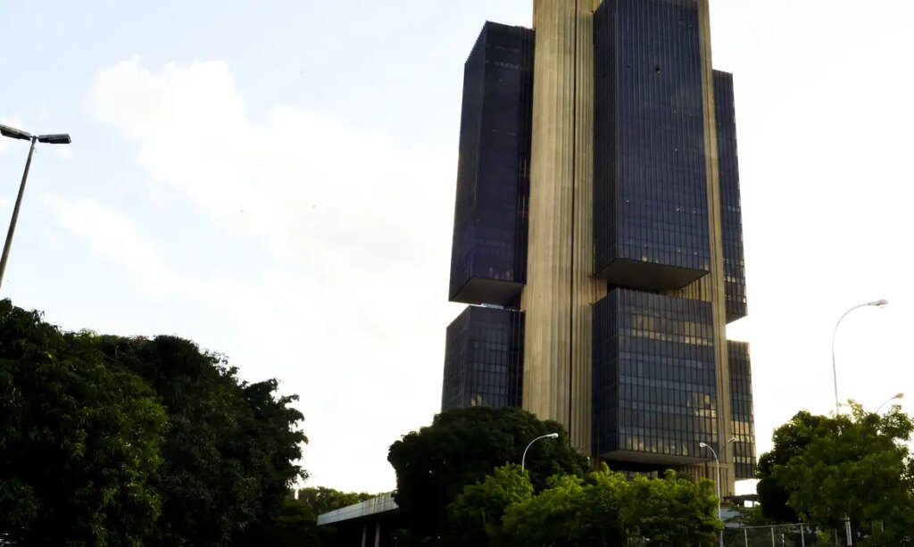 Juros do Cartão e Crédito Pessoal Disparam para Famílias em Novembro, Aponta Banco Central