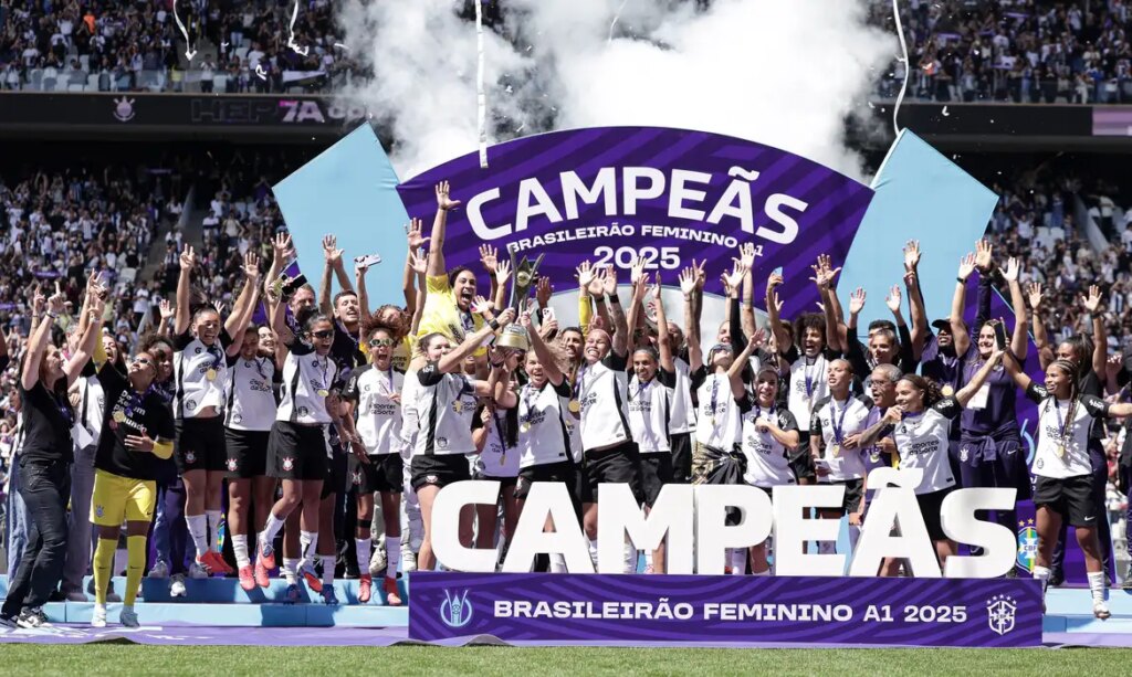 Futebol Feminino em 2025: Corinthians Brilha, Cruzeiro Desafia e Seleção Brasileira Conquista Títulos Históricos