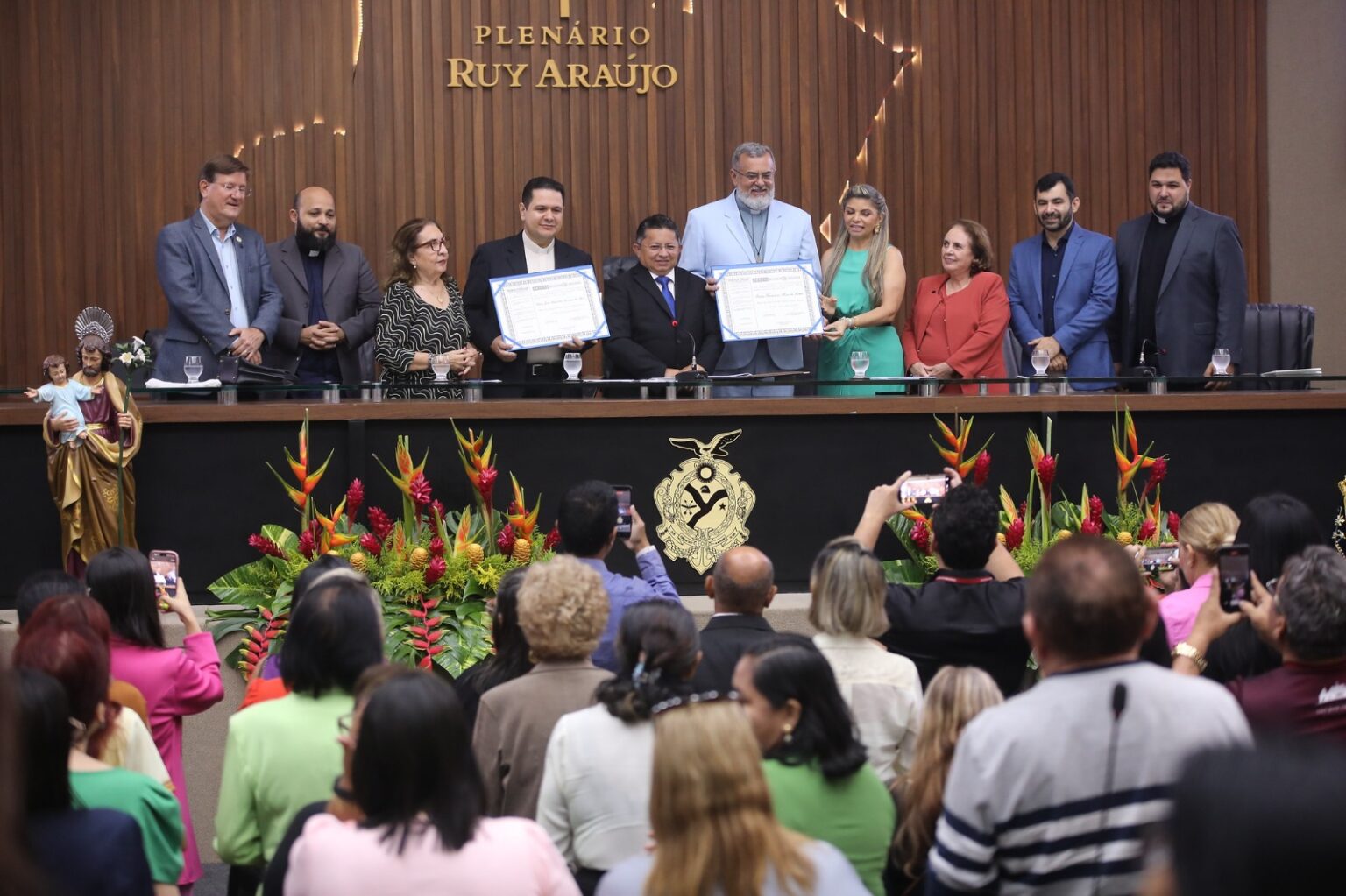 Sinésio Campos entrega Títulos de Cidadão do Amazonas a Padre Chicão e Padre José Amarildo