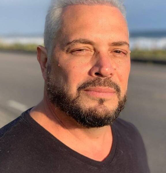 Cantor Conrado sai em defesa de Zezé e manda a real: “SBT perdeu a credibilidade”
