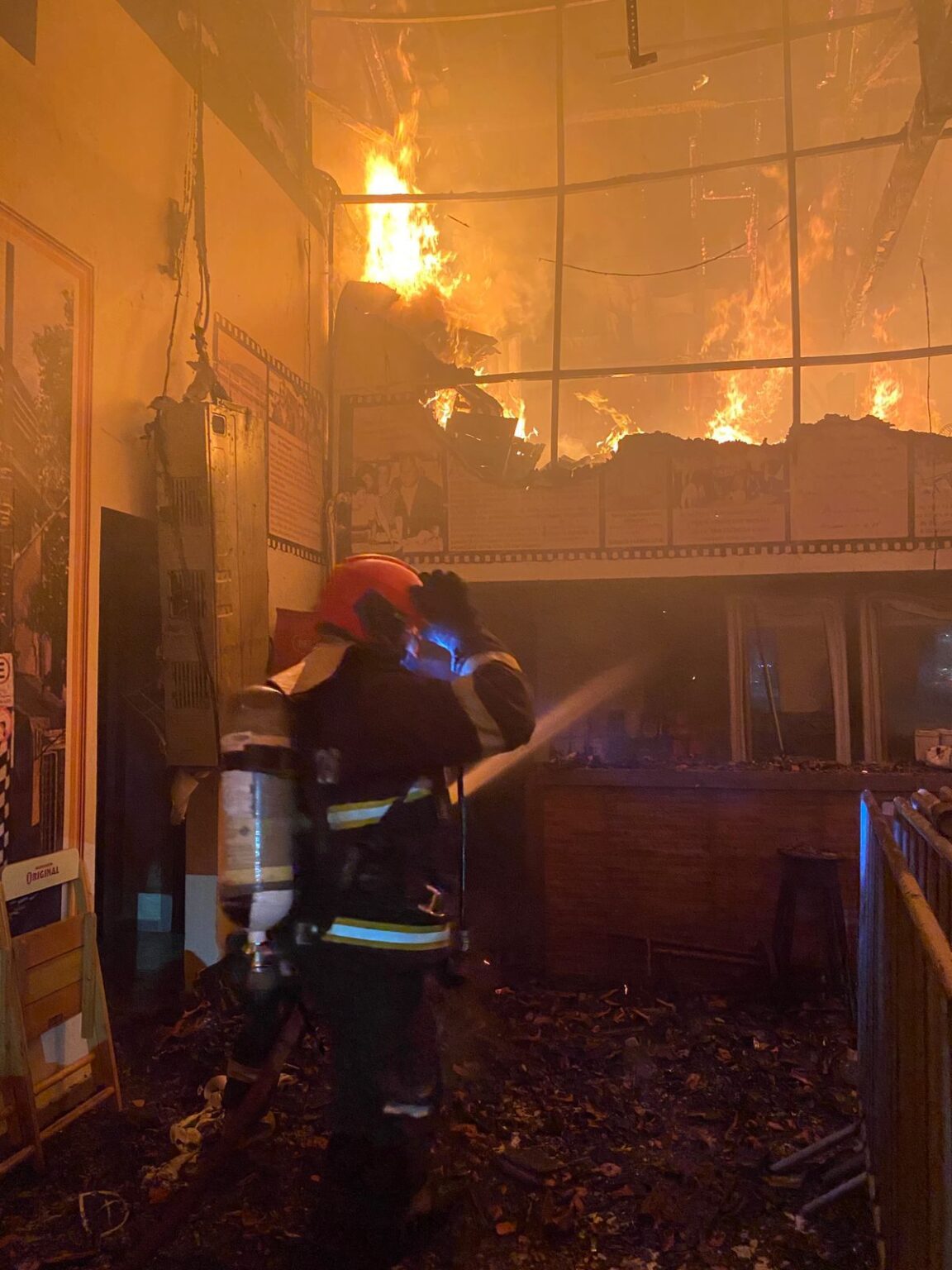 Bombeiros combatem incêndio em bar no bairro Nossa Senhora das Graças