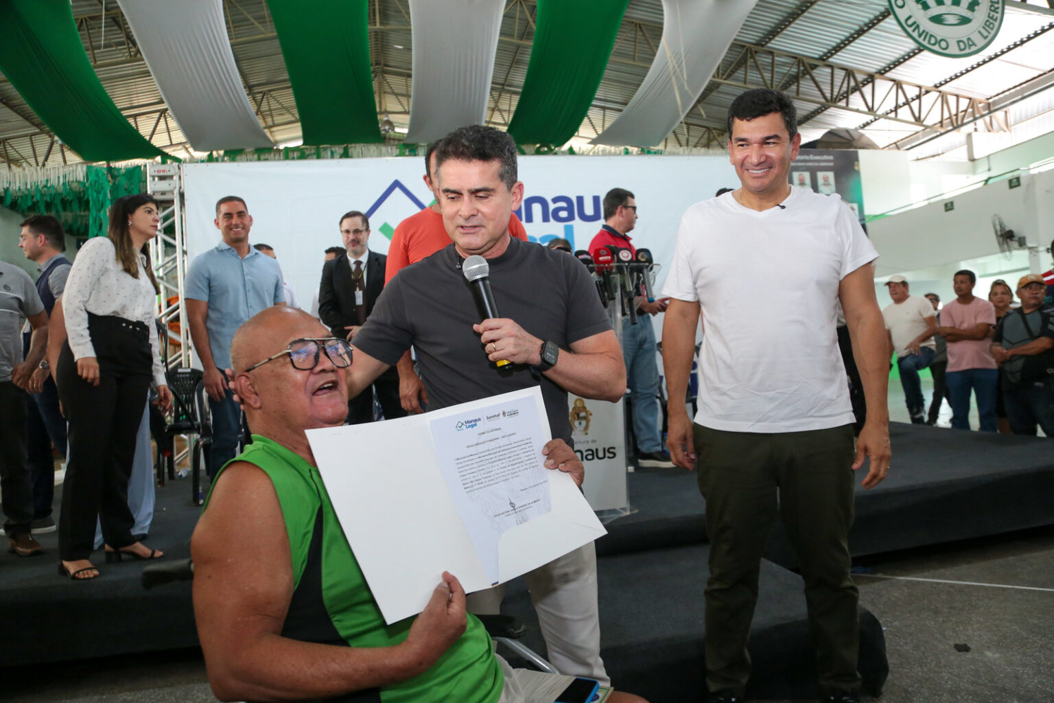 PREFEITO David Almeida entrega 750 registros de imóveis no São Lázaro e encerra espera histórica de mais de 70 anos