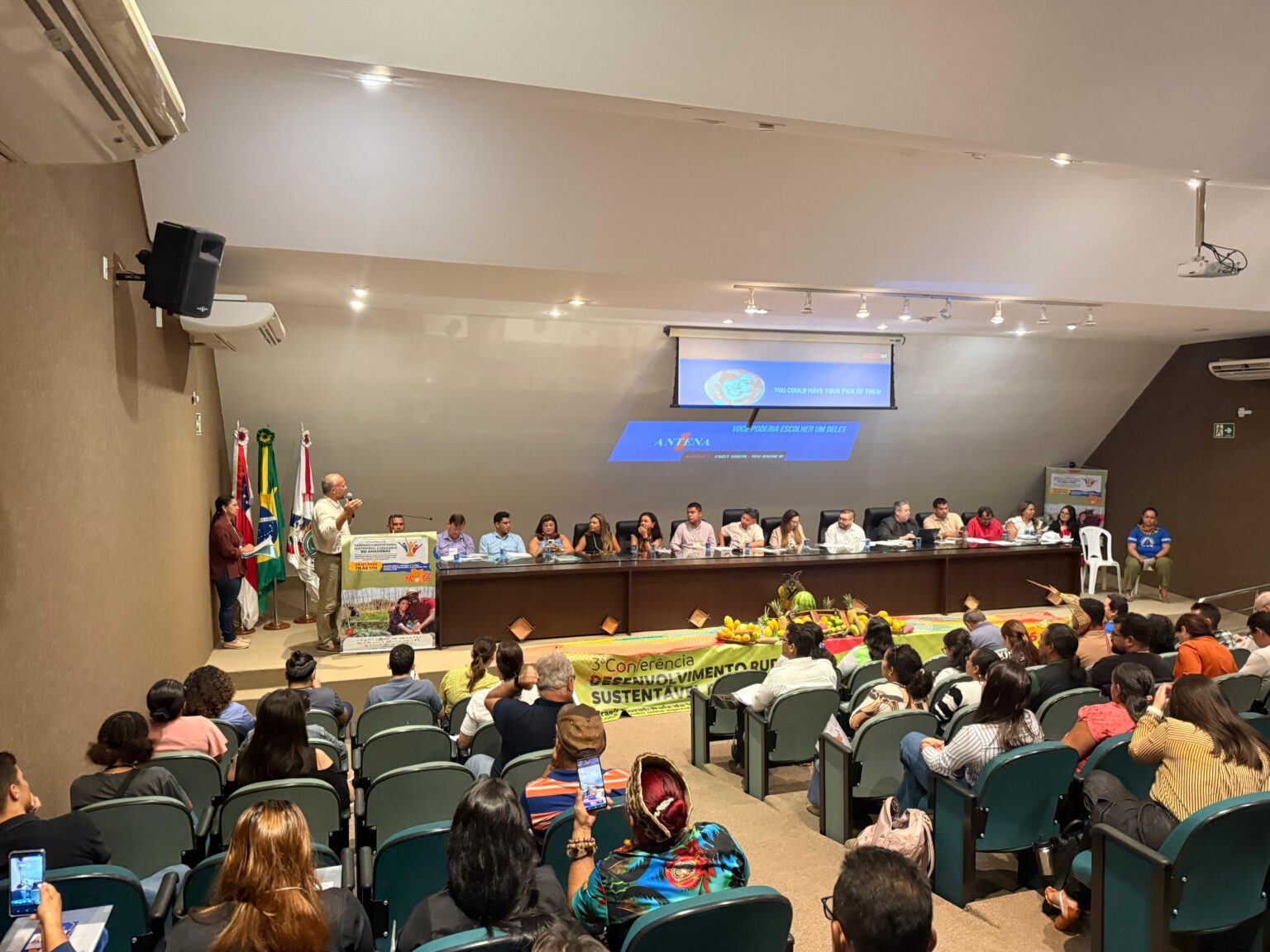 Sinésio destaca lei da economia solidária durante conferência em Manaus