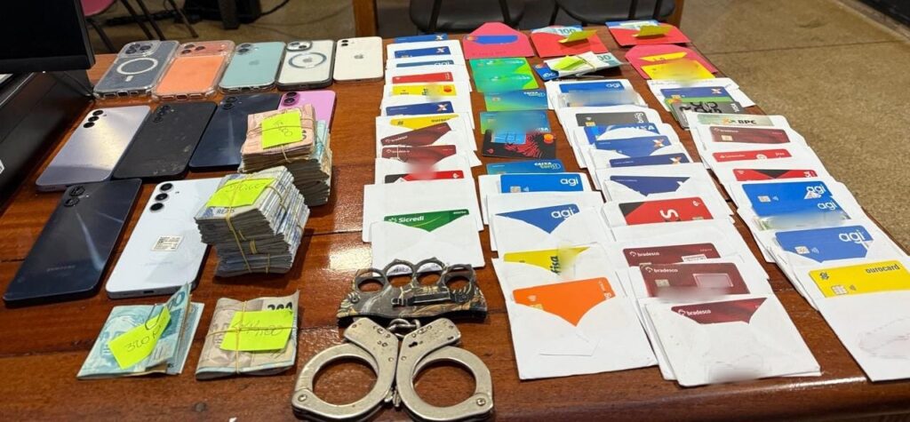 Polícia Civil apreende 47 cartões bancários, mais de R$ 17 mil em espécie e eletrônicos em casa de agiota