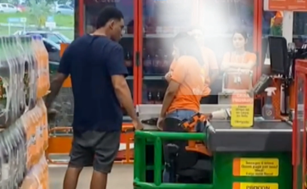 HOMEM É PRESO após tentar agredir ex-companheira com uma faca no supermercado onde ela trabalhava
