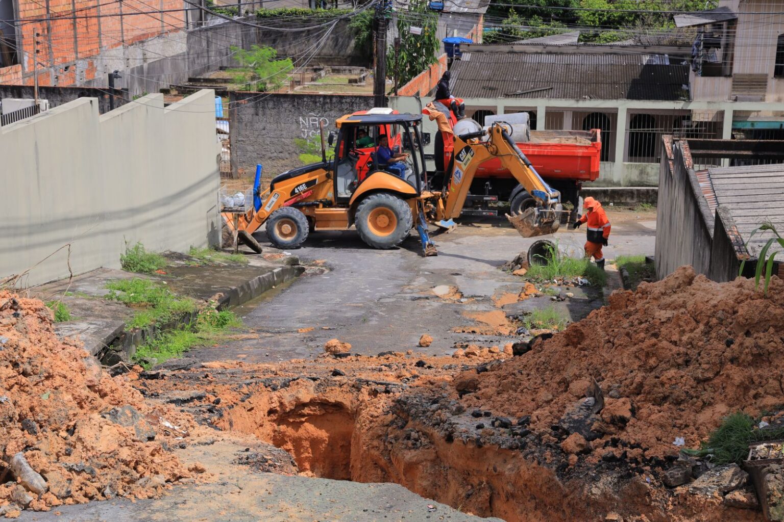 Prefeitura de Manaus atua de forma emergencial na reestruturação de rede de drenagem profunda em rua do bairro Parque 10 de Novembro