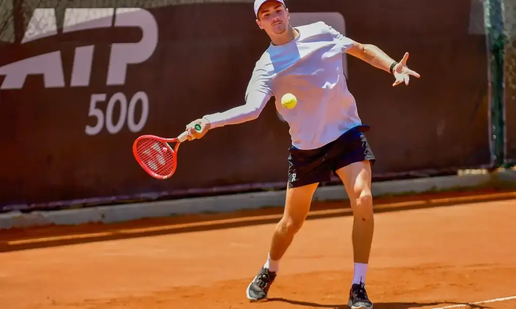 Jovem tenista João Fonseca supera Thiago Monteiro em estreia promissora no Rio Open