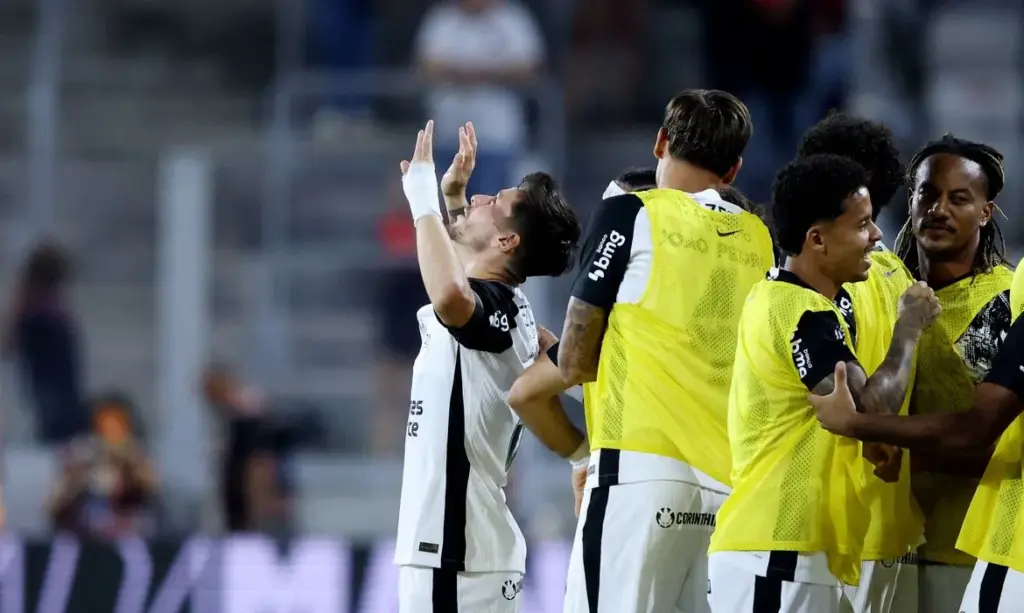 Corinthians supera Athletico-PR com golazo de Garro e sobe na tabela do Brasileirão
