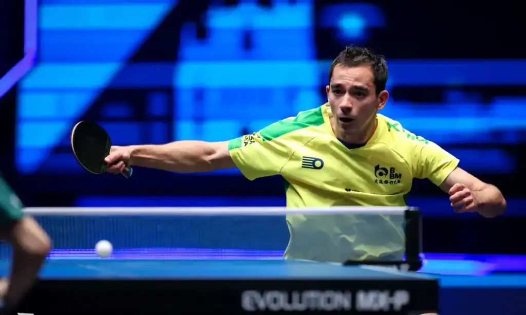 Hugo Calderano inicia Grand Smash de Singapura com duas vitórias e avança em duplas mistas