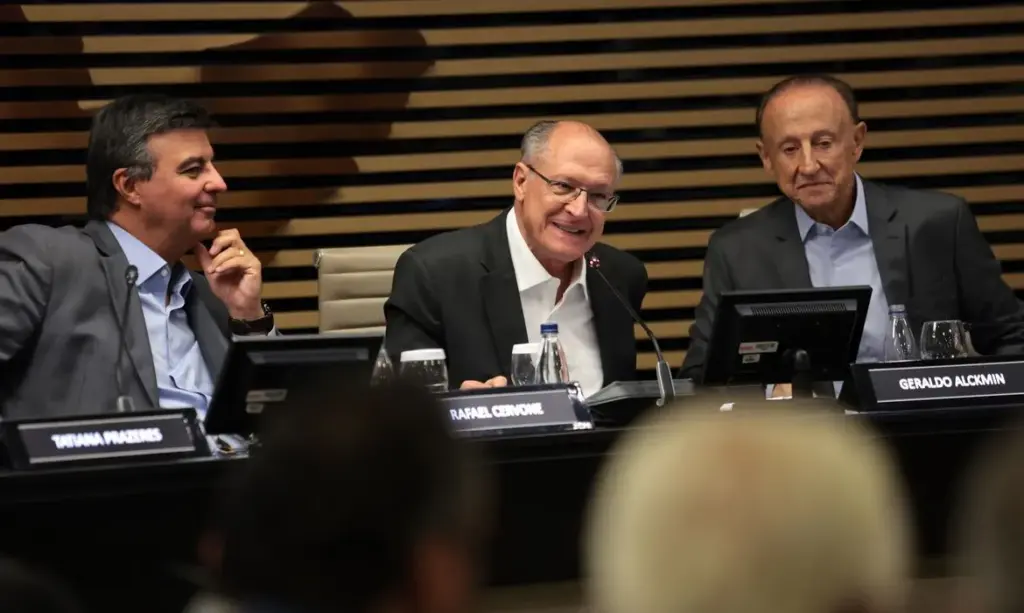 Alckmin defende redução da jornada de trabalho como tendência global e assina acordos com a Fiesp