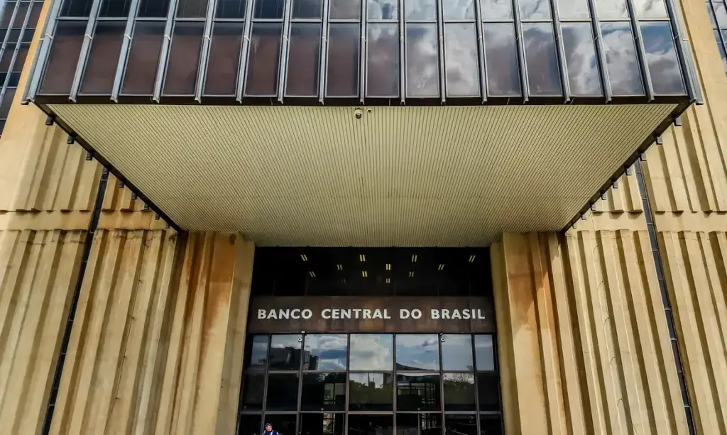 Banco Central registra déficit bilionário em 2025 após queda do dólar