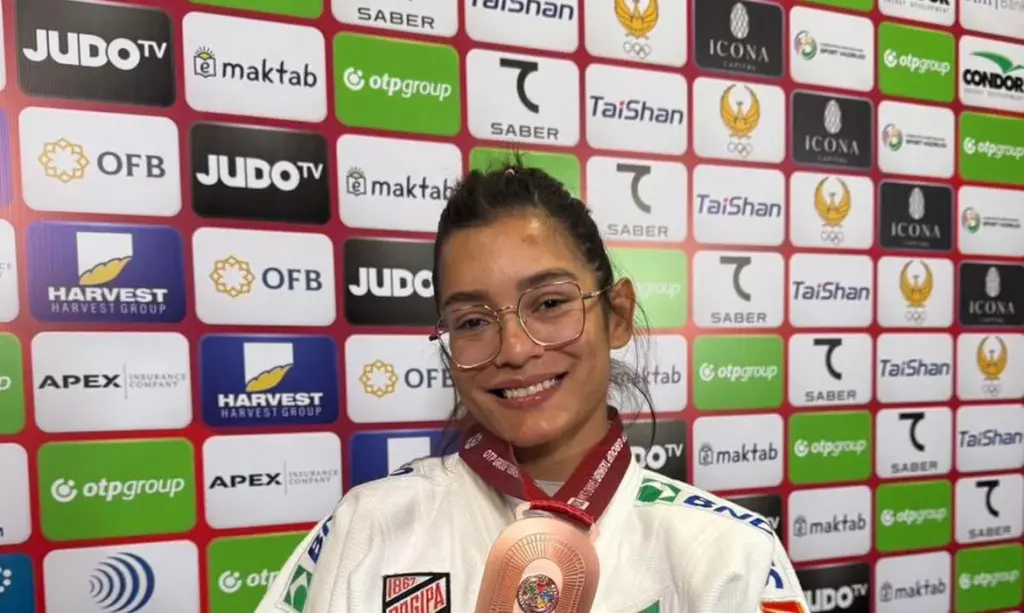 Jéssica Lima conquista bronze no Grand Slam de judô e celebra retorno ao pódio