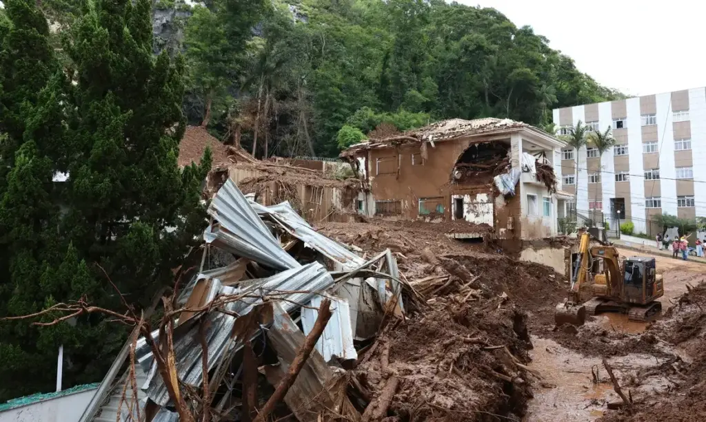Lula sobrevoa áreas devastadas por chuvas em MG e anuncia recursos emergenciais