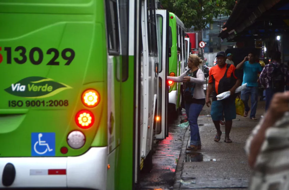 David Almeida reduz tarifa de ônibus para R$ 5 e coloca Manaus na contramão dos reajustes nacionais