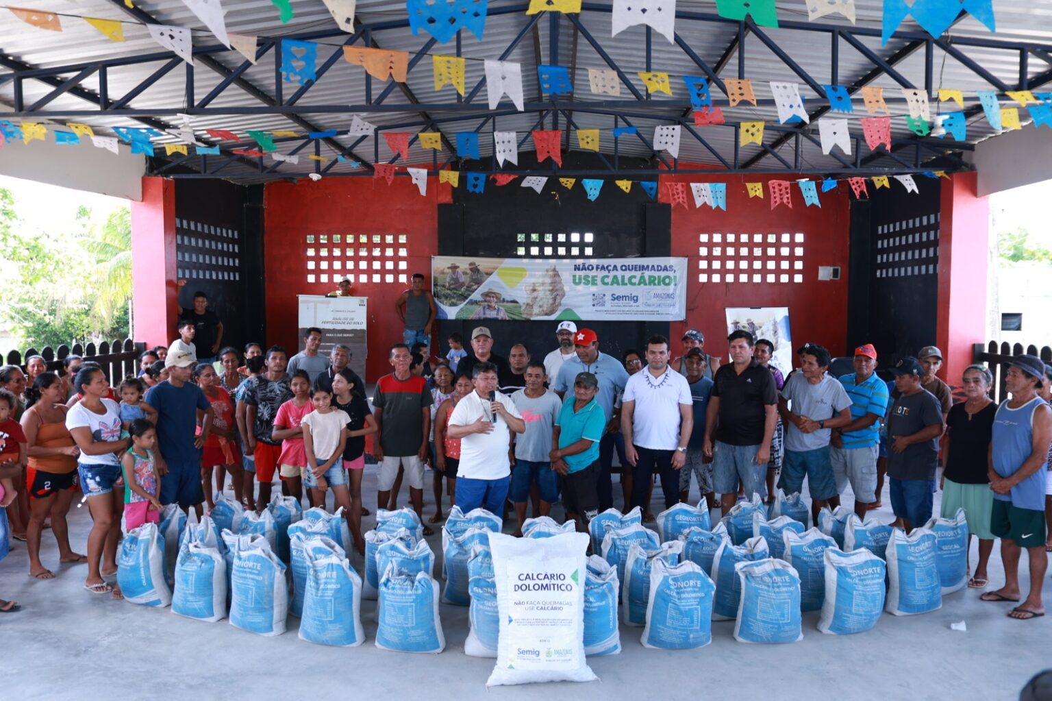 Na comunidade Santa Maria, Sinésio Campos entrega calcário dolomítico e reforça o incentivo do projeto ‘Não faça queimadas, use calcário’ entre produtores de Maués