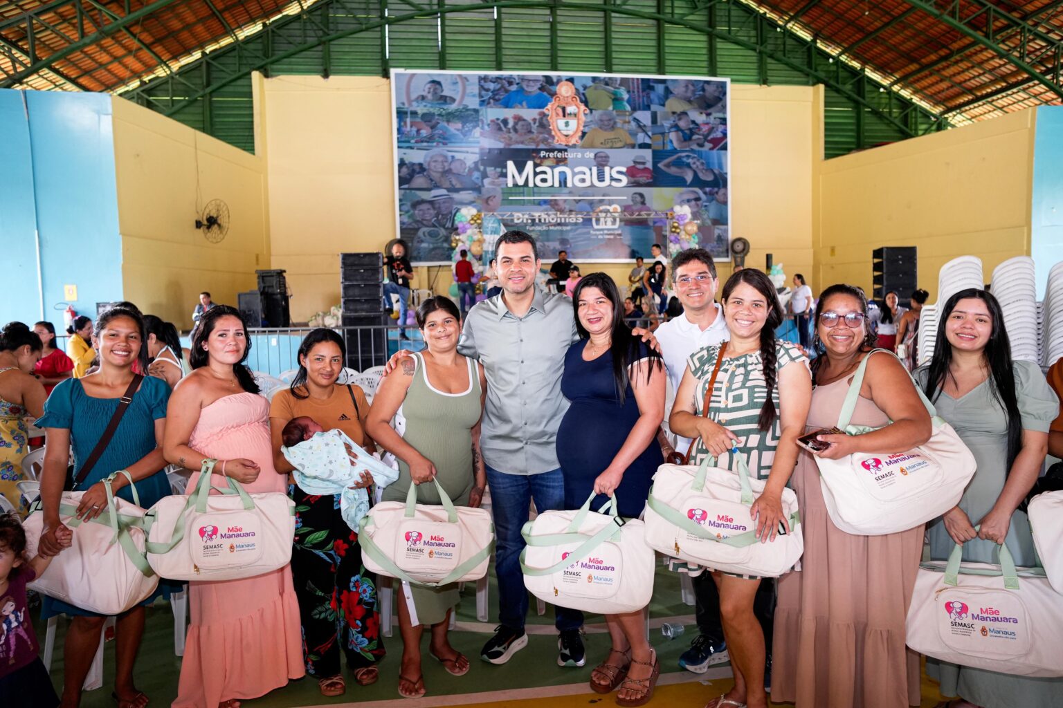 Saullo Vianna e prefeito David Almeida entregam 400 kits do programa ‘Mãe Manauara’