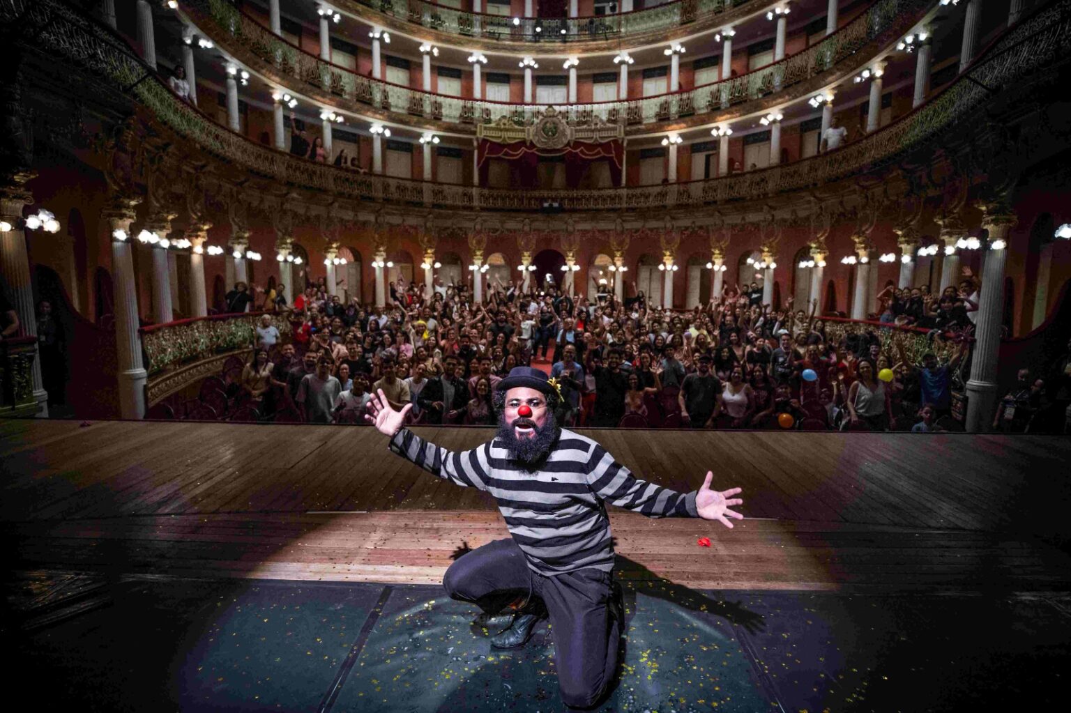 ‘SARAU DO FEUPUUDO’ chega ao Teatro Amazonas com espetáculo de palhaçaria premiado