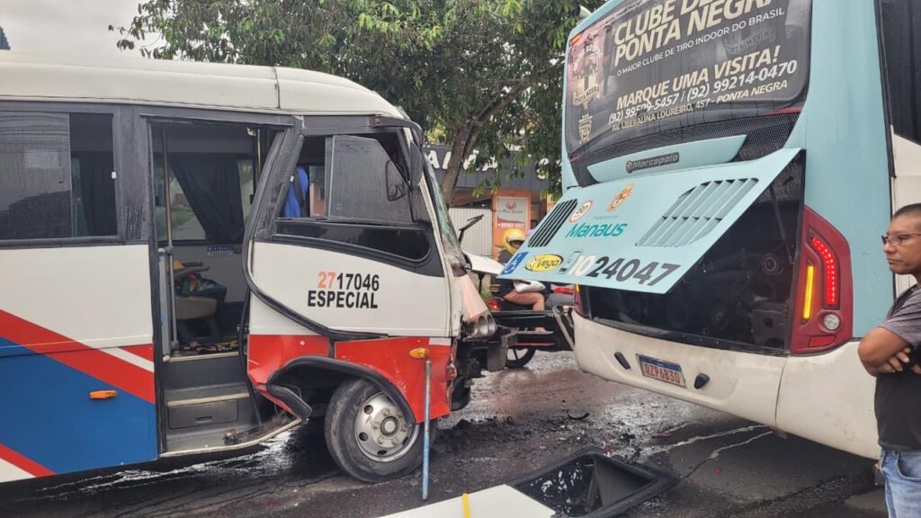 CBMAM resgata 10 vítimas após colisão entre micro-ônibus e ônibus na Cidade Nova, em Manaus