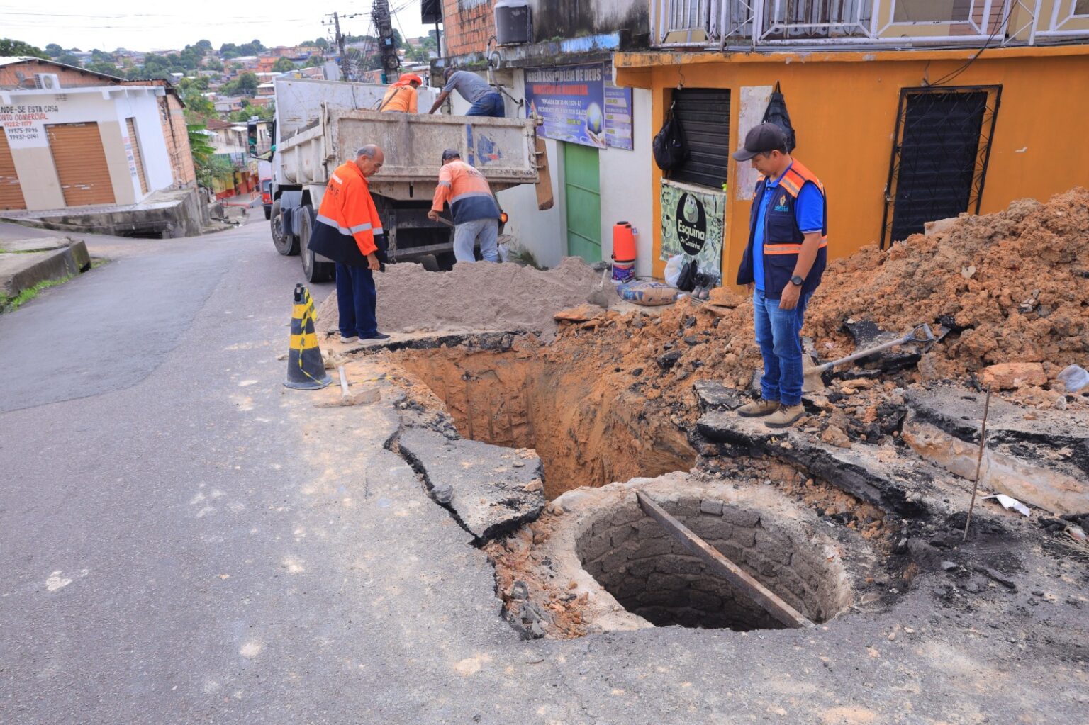 Prefeitura de Manaus atende solicitação dos moradores no bairro Zumbi e recupera mais uma rede de drenagem profunda