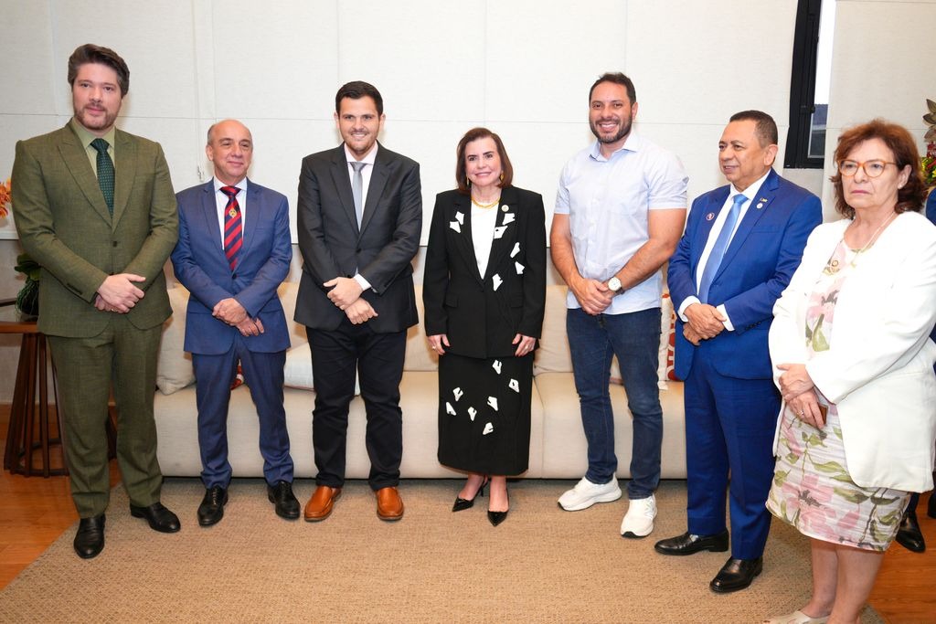 RENATO JUNIOR Prefeito em exercício assina termo de compromisso do programa inédito de educação do TCE-AM