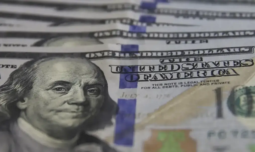 Dólar dispara e atinge maior patamar desde janeiro em meio a temores globais