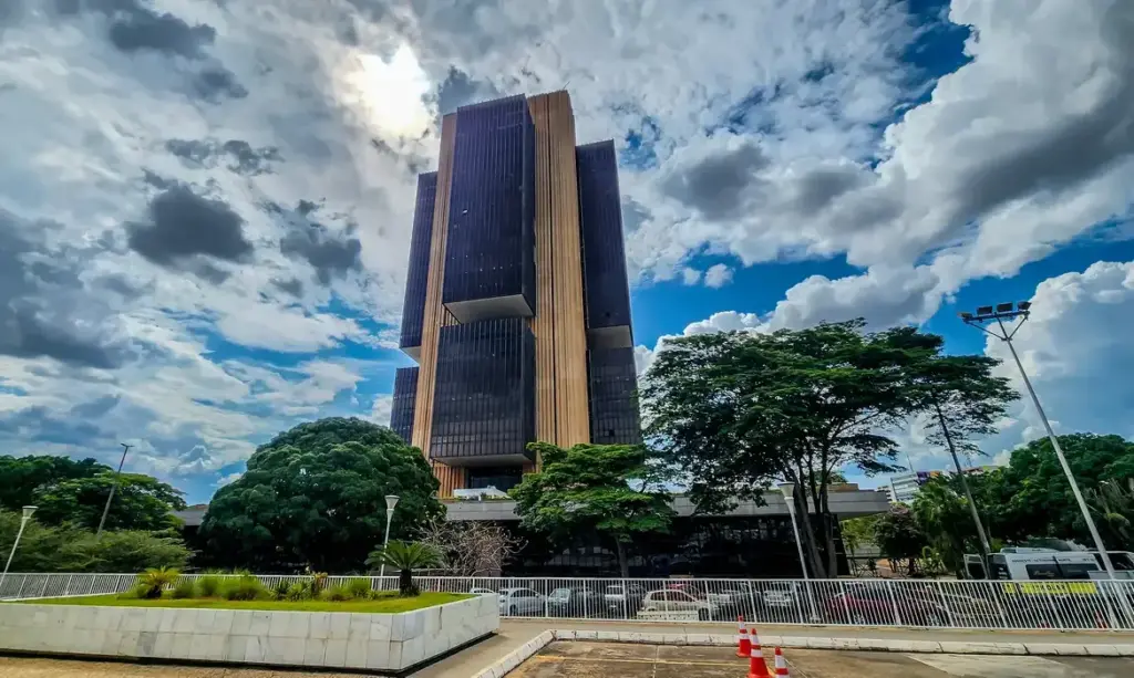 Banco Central anuncia corte de juros para 14,75% em meio a incertezas globais