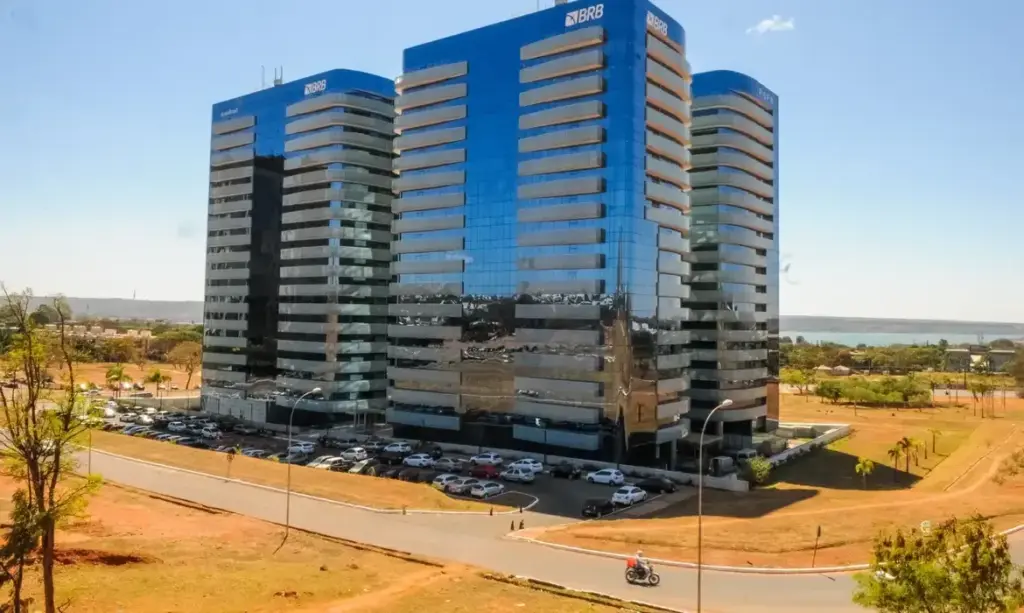 Ibaneis busca R$ 4 bilhões em socorro financeiro para o Banco de Brasília