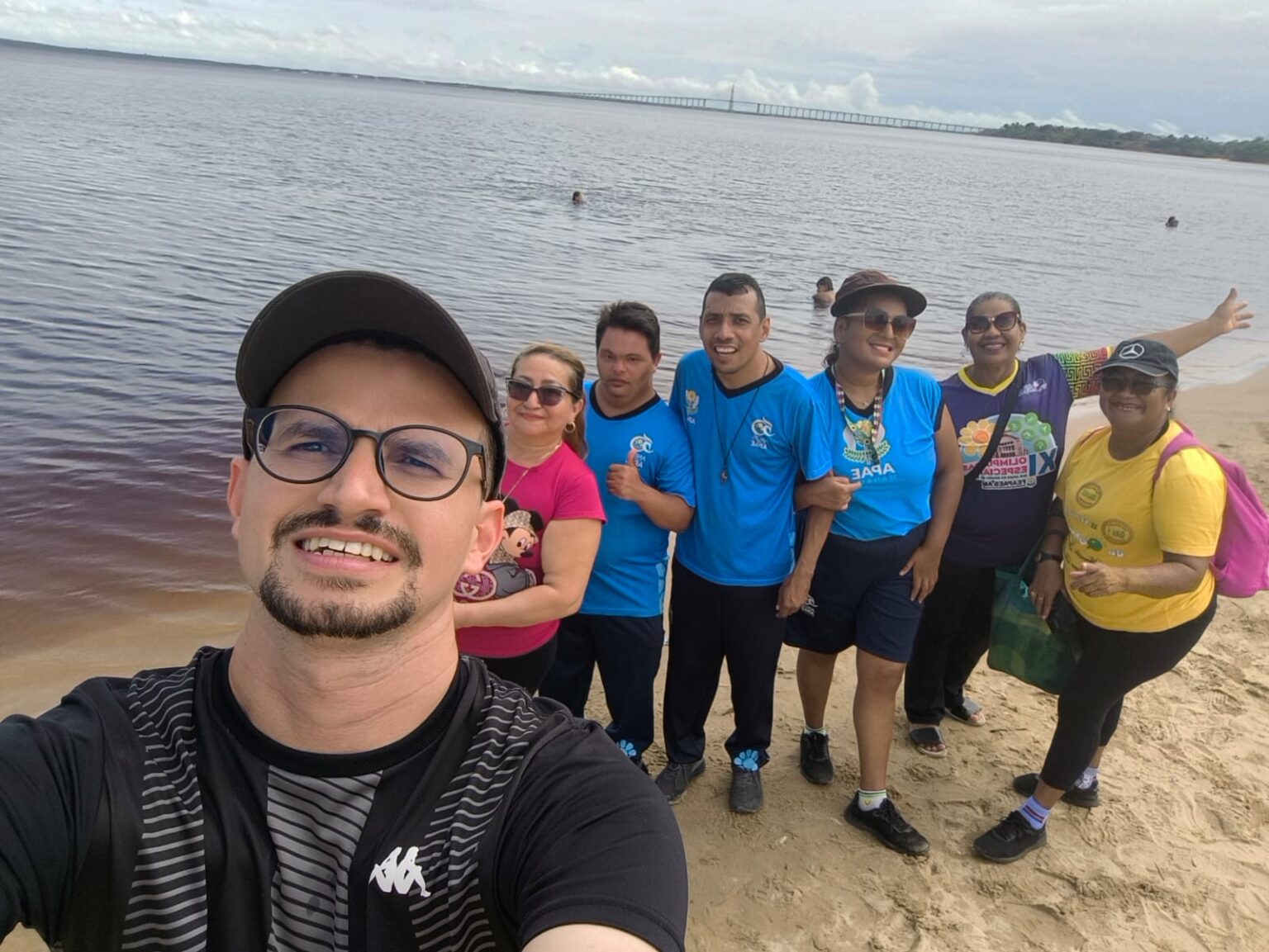 Assistidos da Apae Manaus participam de passeio na Ponta Negra por meio do Programa Mais Acesso, da UEA