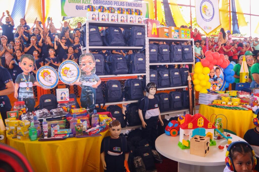 Prefeitura de Coari entrega kits escolares, reinaugura escolas e inicia força-tarefa para reforma de unidades na zona rural