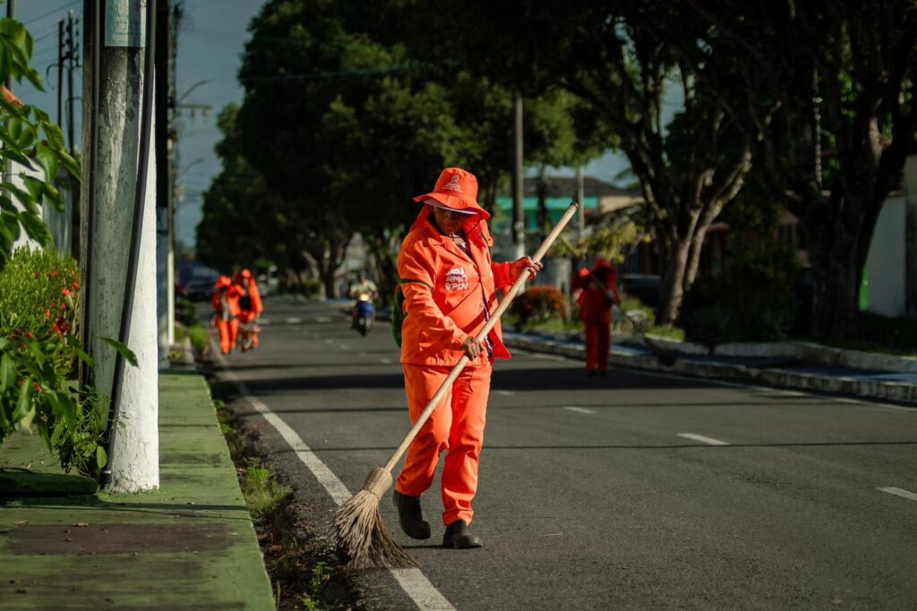Qualidade e vida: Prefeitura de Parintins executa amplos serviços de limpeza pública