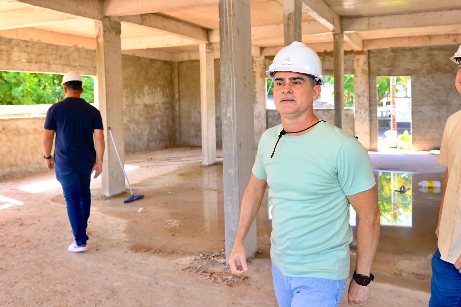 PREFEITO David Almeida vistoria obras estratégicas da saúde no bairro Aleixo