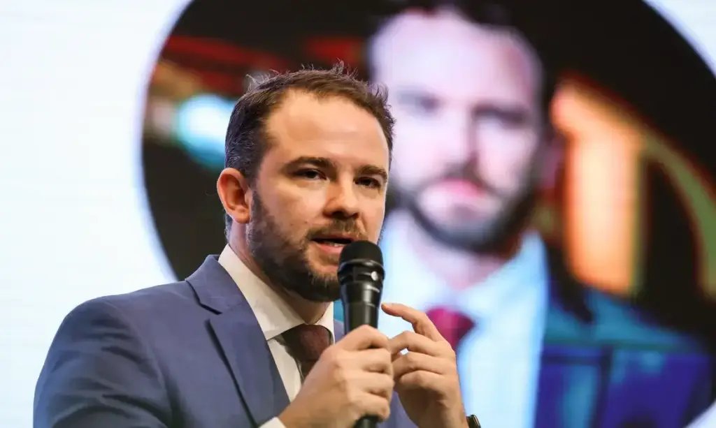 Novo ministro da Fazenda assume sob pressão fiscal e herda dilemas de credibilidade