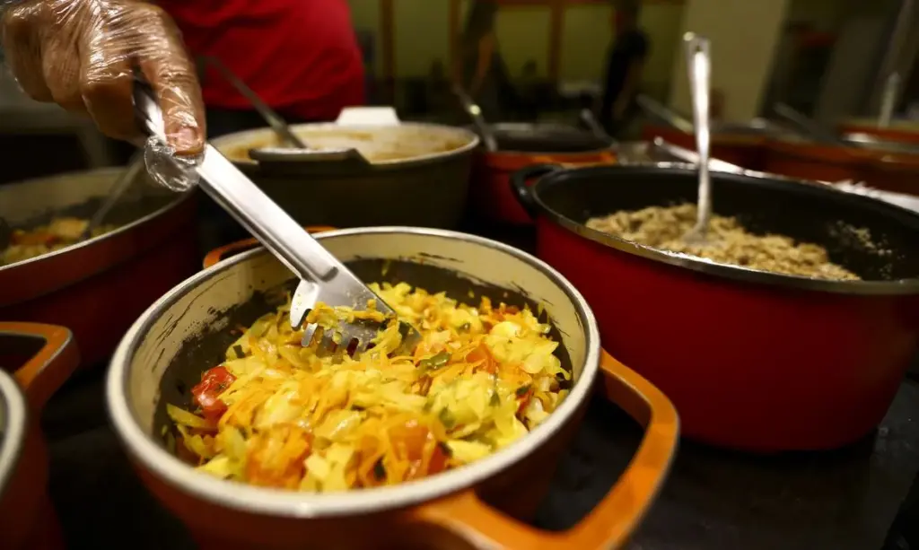 Preços de restaurantes em São Paulo: self-service por quilo atinge R$ 86,86 em média
