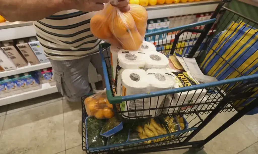 Cesta básica pesa mais no bolso do brasileiro: alta generalizada em março impacta todas as capitais