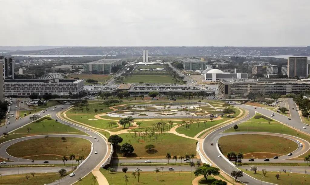 Orçamento de 2025: Emendas parlamentares e juros da dívida sufocam investimentos públicos