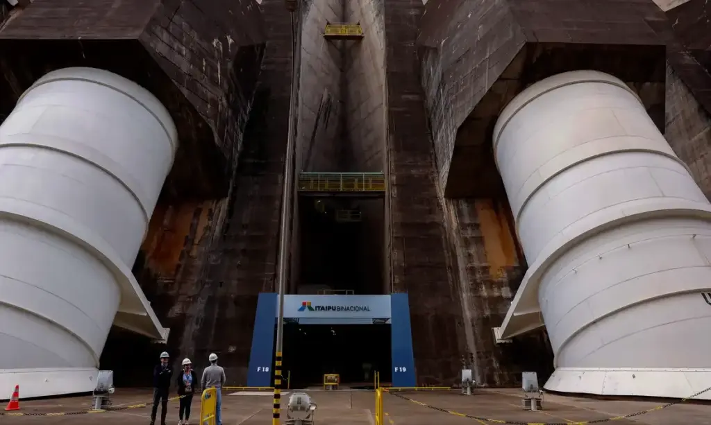 Itaipu avalia dobrar capacidade energética com painéis solares sobre o reservatório