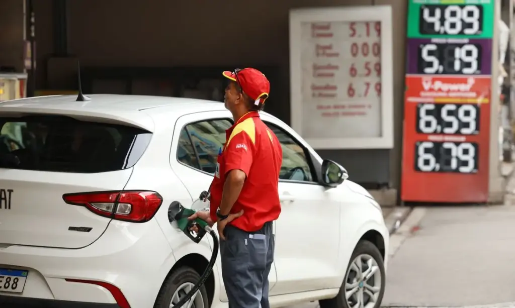 Governo propõe usar lucros do petróleo para aliviar imposto de combustíveis