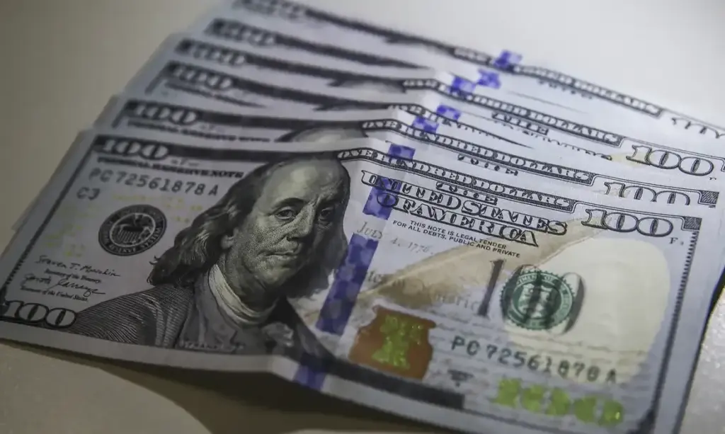 Dólar ultrapassa R$ 5 com tensões globais, e Ibovespa recua em dia de aversão ao risco
