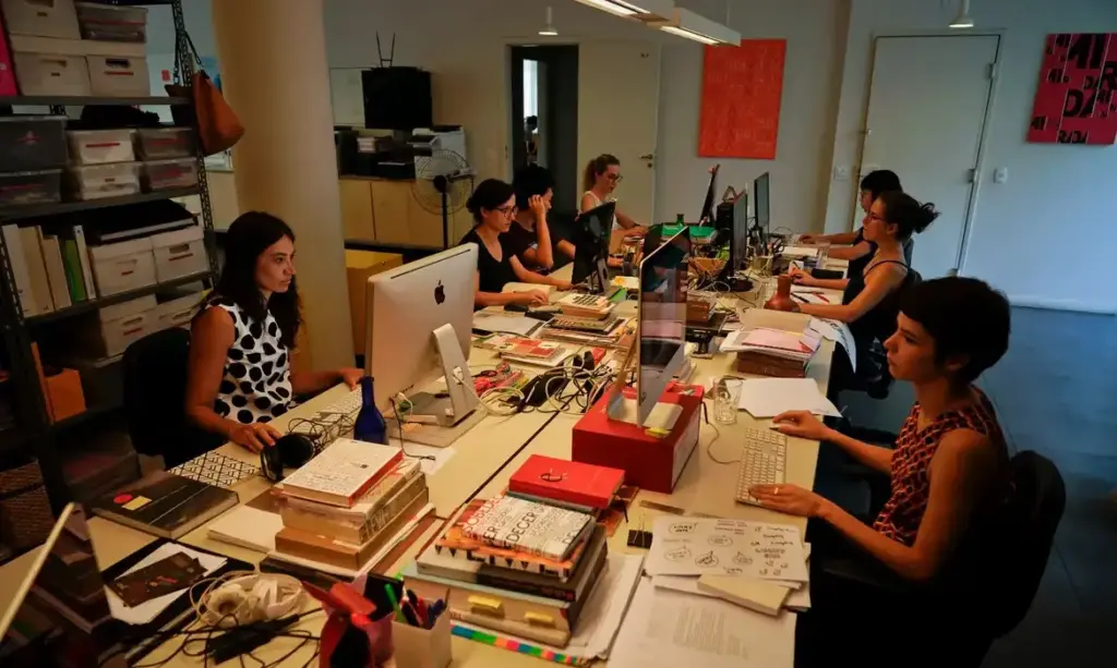 Mulheres conquistam mais espaço no mercado, mas a disparidade salarial ganha força